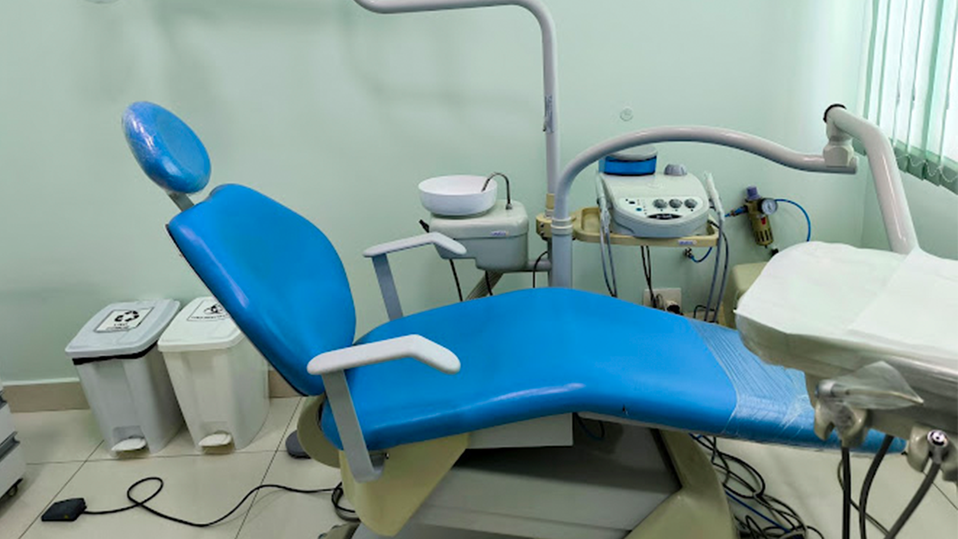 Paciente sorrindo após tratamento na Clínica Barão de Jundiaí